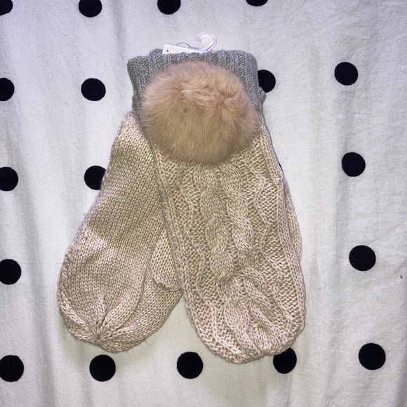 Fur pom pom mittens - Picture 2 of 3